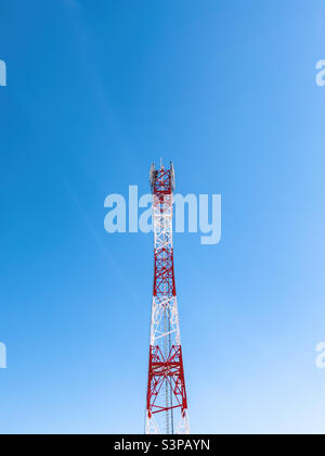 Torre di telecomunicazioni contro il cielo blu Foto Stock