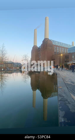 Riflessione della centrale di Battersea Foto Stock