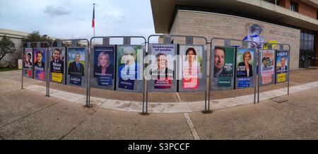 Display normativo di fronte a un seggio elettorale per le elezioni presidenziali francesi Foto Stock