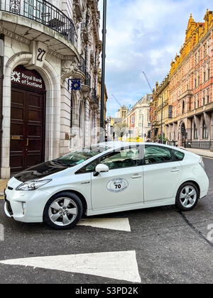 Taxi autorizzato Hackney carrozza sulla fila del parco nel centro di Leeds Foto Stock