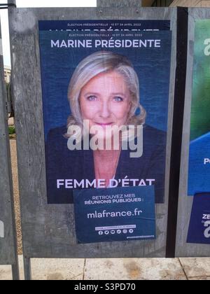 Display normativo di fronte a un seggio elettorale per le elezioni presidenziali francesi Foto Stock