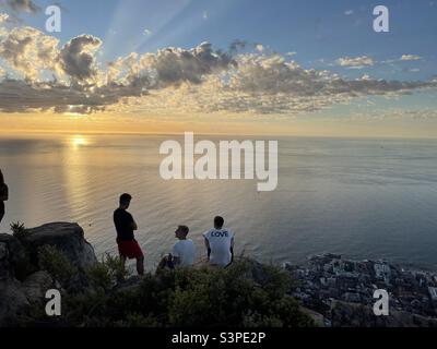 Persone che guardano il tramonto dalla testa del Leone Foto Stock