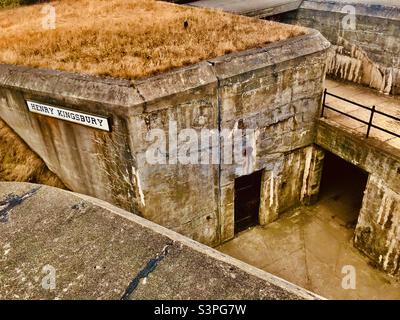 Un bunker abbandonato e in crescita dell'epoca della seconda guerra mondiale presso lo storico forte Casey vicino Seattle Washington Foto Stock