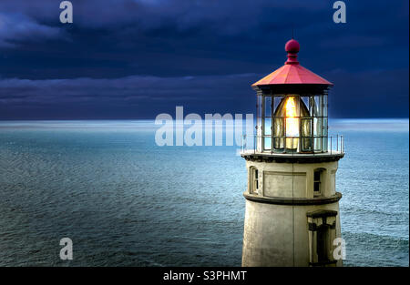 Faro di Heceta Head che si affaccia sull'Oceano Pacifico lungo la costa dell'Oregon. USA Foto Stock