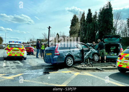 Incidente stradale che coinvolge due veicoli Foto Stock