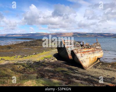 Barche in legno relitto a Salen, Isola di Mull, Scozia Foto Stock