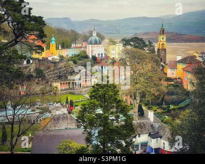 Portmeirion Village, Minffordd, Penrhyndeudraeth, Gwynedd, Galles del Nord, Sull'estuario del Dwyryd. Foto Stock