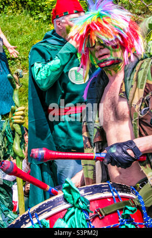 Un uomo vestito di abbigliamento colorato sta battendo al tradizionale Hastings Jack nelle feste verdi. Regno Unito, maggio 2008 Foto Stock