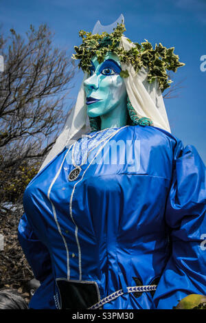 Il gigante della dea Luna, vestito di blu ai tradizionali Hastings Jack in Green Feste. Regno Unito, maggio 2008 Foto Stock