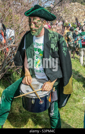 Un batterista con la vernice verde del viso si trova a suo agio al tradizionale Hastings Jack nelle feste verdi. Regno Unito, maggio 2008 Foto Stock