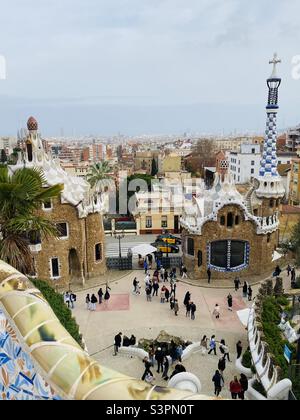 Vista di Barcellona dalla plaza al Parc Güell, Barcellona, Catalunya, Spagna, Europa, accanto al banco a serpentina. Marzo 2022. Foto Stock