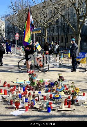 Germania, Berlino, Mitte, 27 marzo 2022. Piazza della libertà fuori dall'Ambasciata russa a Unter den Linden. Memoriale per le persone uccise durante l'invasione dell'Ucraina da parte della Russia. Foto Stock