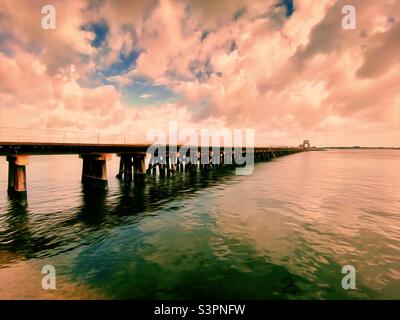 Ponte ferroviario a Bradenton, Florida fotografato dal lungofiume Foto Stock