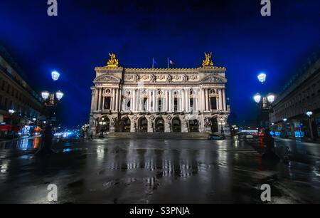 Palais Garnier, noto anche come Opéra Garnier, lo storico teatro lirico di Parigi, di notte. Parigi, Francia Foto Stock