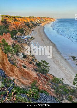 I colori dell'ora d'oro prima del tramonto su una spiaggia oceanica con formazioni rocciose di arenaria in Algarve, Portogallo. Foto Stock