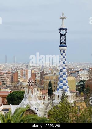 Una vista sul tetto del Mushroom House a Parc Güell, Barcellona, Catalunya, Spagna, Europa, e la città dalla piazza del parco. Marzo 2022. Foto Stock