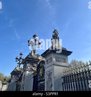 Porte di Buckingham Palace ad angolo mostrando unicorno e lampade a Londra aprile 2022 Foto Stock