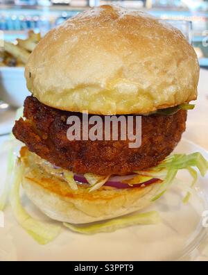 Un sandwich di pollo vegano in stile Nashville, dai buonissimi Butchers a Victoria, British Columbia, Canada. Foto Stock