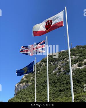 Bandiere battenti di fronte alla roccia di Gibilterra Foto Stock