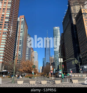 Dicembre 2021, a Battery Park City, guardando verso nord verso One World Trade Center, Lower Manhattan, New York, New York, Stati Uniti Foto Stock