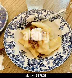 Vereniki ucraino tradizionale - gnocchi con patate all'interno serviti con panna tradizionale. Foto Stock