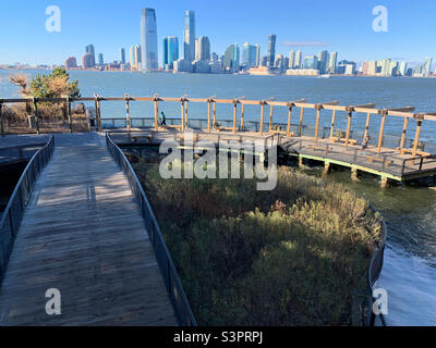 Dicembre, 2021, una vista sul fiume Hudson da South Cove Park, Battery Park City, Lower Manhattan, New York, New York, Stati Uniti Foto Stock