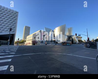 LOS ANGELES, CA, MAR 2021: L'autobus Orange LA Metro passa di fronte alla Walt Disney Concert Hall, progettata da Frank Gehry e sede della la Philharmonic nel centro città Foto Stock