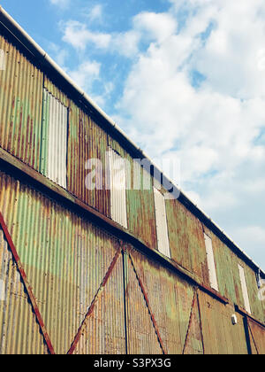 Un vecchio magazzino a Bristol rivestito di metallo ondulato verde Foto Stock