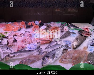 Pesce al Mercado de la Boqueria, la Rambla, Barcellona, Catalunya, Spagna, Europa. 15 marzo 2022. Foto Stock