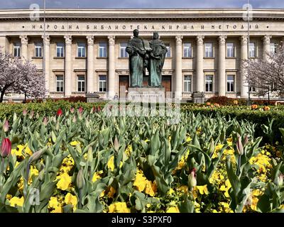 Fiori di primavera e il Monumento ai fratelli Cirillo e Metodio presso la Biblioteca Nazionale di Sofia, Bulgaria, Europa Orientale, Balcani Foto Stock