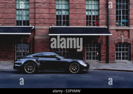 La Porsche è una supercar costosa parcheggiata fuori da un hotel di lusso su una strada a Leedsor London Foto Stock