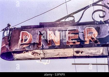 Old Diner Sign Neon lettere arrugginite sulla Route 66 Mother Road USA Foto Stock