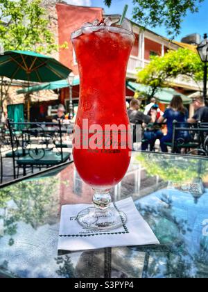 Hurricane cocktail a Pat o’Briens a New Orleans in un soleggiato pomeriggio primaverile Foto Stock
