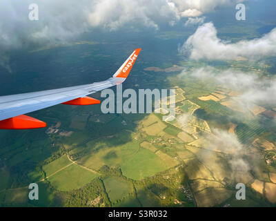 EasyJet A320 Airbus che arriva all'aeroporto di Gatwick (LGW). La vista dal sedile 23F. Foto ©️ COLIN HOSKINS. Foto Stock