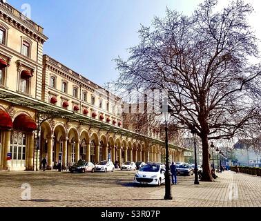 L'elegante facciata sud della Gare de l'Est di Parigi, Francia, una delle principali stazioni ferroviarie dell'Arrondissement del 10th. Aperto nel 1849, serve l'est di Parigi e l'Europa centrale. Foto Stock