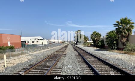 LOS ANGELES, CA, MAGGIO 2021: Vista lungo le rotaie in un incrocio stradale a Glendale Foto Stock