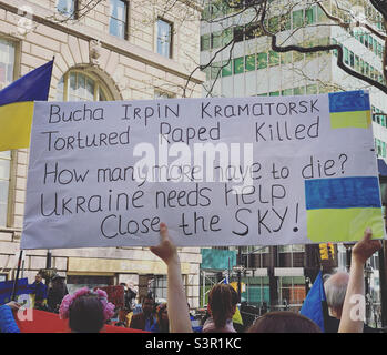 23 aprile 2021, un segno si riferisce alle atrocità russe nelle città ucraine al rally Arm Ukraine Now, Bowling Green, Lower Manhattan, New York, New York, Stati Uniti Foto Stock