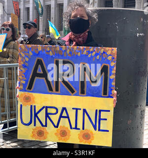 23 aprile 2021, una donna ha un segno al rally Arm Ukraine Now, Bowling Green, Lower Manhattan, New York, New York, Stati Uniti Foto Stock