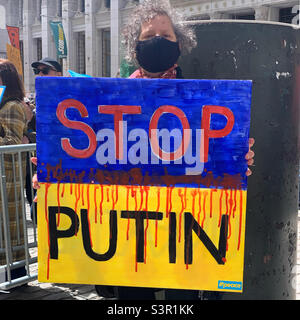 23 aprile 2021, una donna ha un segno al rally Arm Ukraine Now, Bowling Green, Lower Manhattan, New York, New York, Stati Uniti Foto Stock