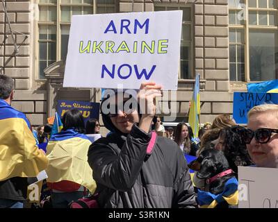 23 aprile 2021, la gente esorta gli Stati Uniti e le altre nazioni democratiche ad aiutare l'Ucraina a difendersi al rally Arm Ukraine Now, Bowling Green, Lower Manhattan, New York, New York, Stati Uniti Foto Stock