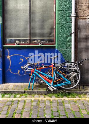 Biciclette incatenate mancanti ruota anteriore Foto Stock