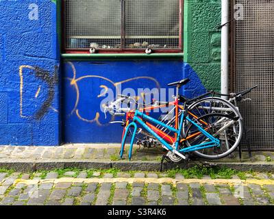 Biciclette incatenate mancanti ruota anteriore Foto Stock