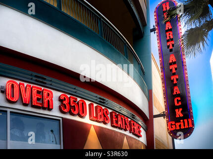 Il famigerato Heart Attack Grill nel centro di Las Vegas, serve con orgoglio cibi grassi e calorie malsani sia per la gente del posto che per i turisti Foto Stock