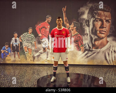 Un modello del leggendario calciatore Cristiano Ronaldo e foto della sua carriera - All @ The CR7 Museum a Funchal, Madeira. Ronaldo è attualmente il capitano di calcio portoghese. Foto©️ COLIN HOSKINS. Foto Stock