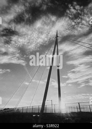 Ponte sospeso a Middlebrook a Bolton contro un suggestivo cielo serale Foto Stock