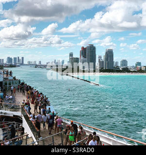 Marzo 2022, persone su una nave da crociera che guarda verso lo skyline di South Beach mentre navigano lontano da Miami, Florida, Stati Uniti Foto Stock