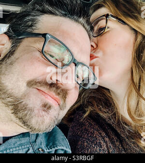 Coppia sposata di mezza età che indossa occhiali Foto Stock