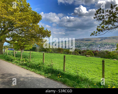 Vista di Ilkley West Yorkshire da una corsia di campagna Foto Stock