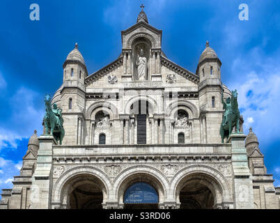 Facciata/ingresso alla Basilica del Sacro cuore di Parigi, comunemente conosciuta come Basilica del Sacro cuore Cœur Foto Stock