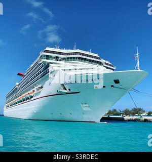 Marzo 2022, Carnival Conquest, nel porto di Nassau, Bahamas durante una crociera da Miami, Florida, Stati Uniti Foto Stock